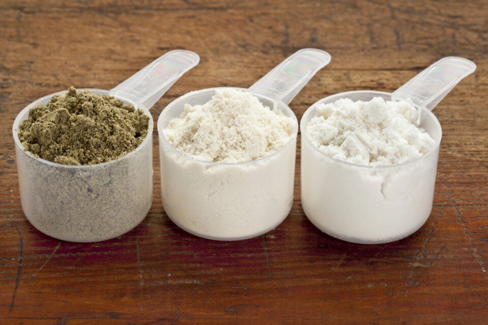 proteinpulver 3 skeer med forskellige typer protein pulver smag